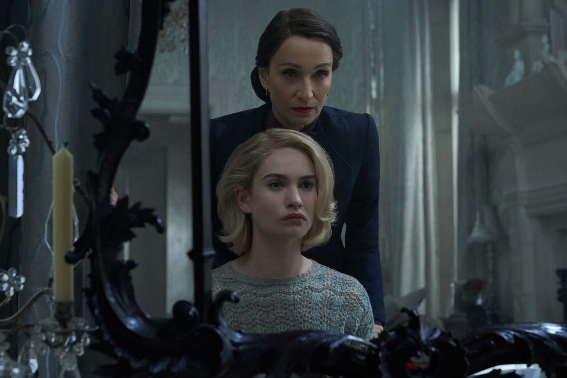 Kristin Scott Thomas como Mrs.Danvers y Lily James como la nueva señora De Winter. 