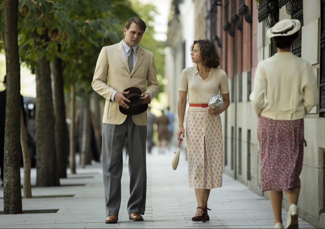 La serie de nueve episodios condensa unas mil páginas de un best seller de Julia Navarro.  