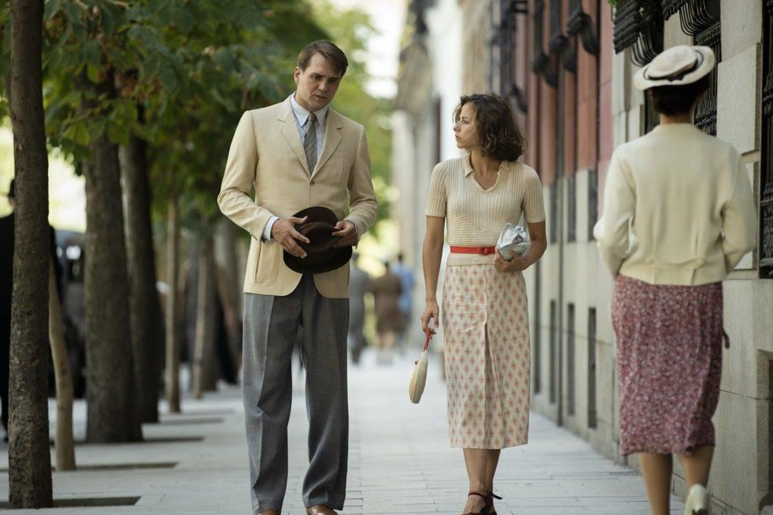 La serie de nueve episodios condensa unas mil páginas de un best seller de Julia Navarro.