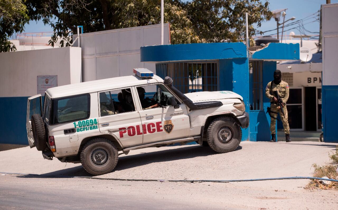  Un policía vigila el destacamento donde se encuentran detenidos los sospechosos de haber asesinado al presidente haitiano Jovenel Moise. 