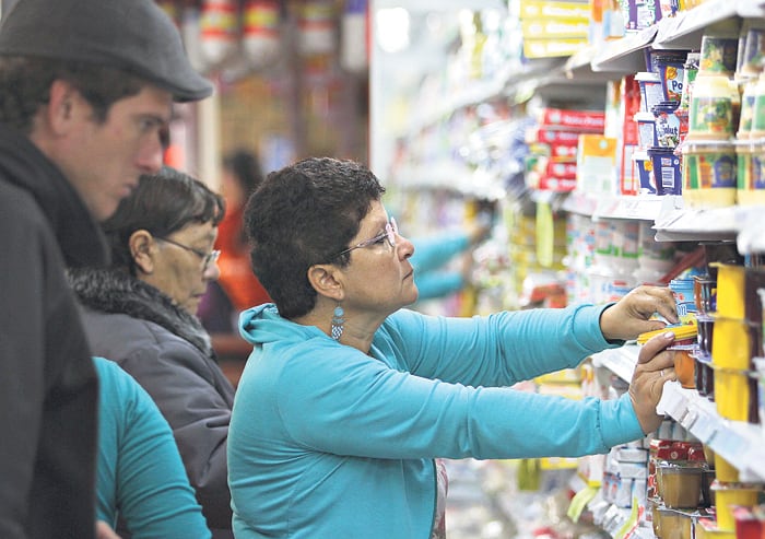 El poder de compra de los trabajadores disminuyó 6,1 por ciento promedio respecto de 2015.