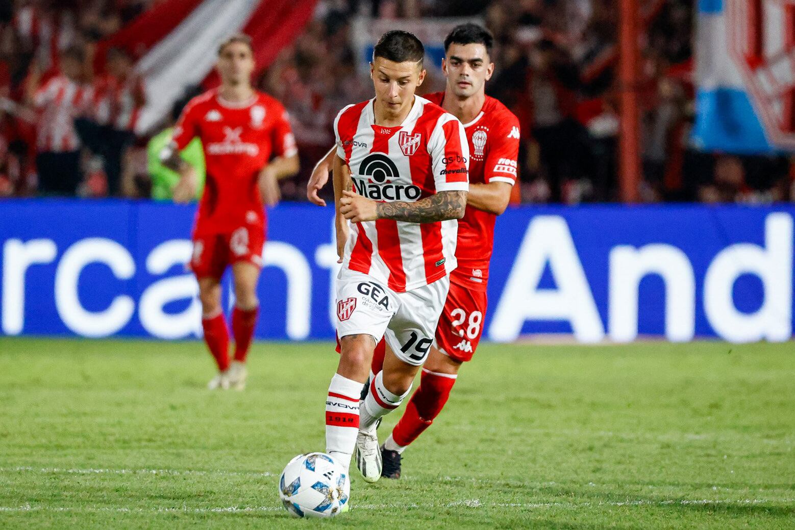 Lodico avanza perseguido por Soñora; ganó Instituto y puntea