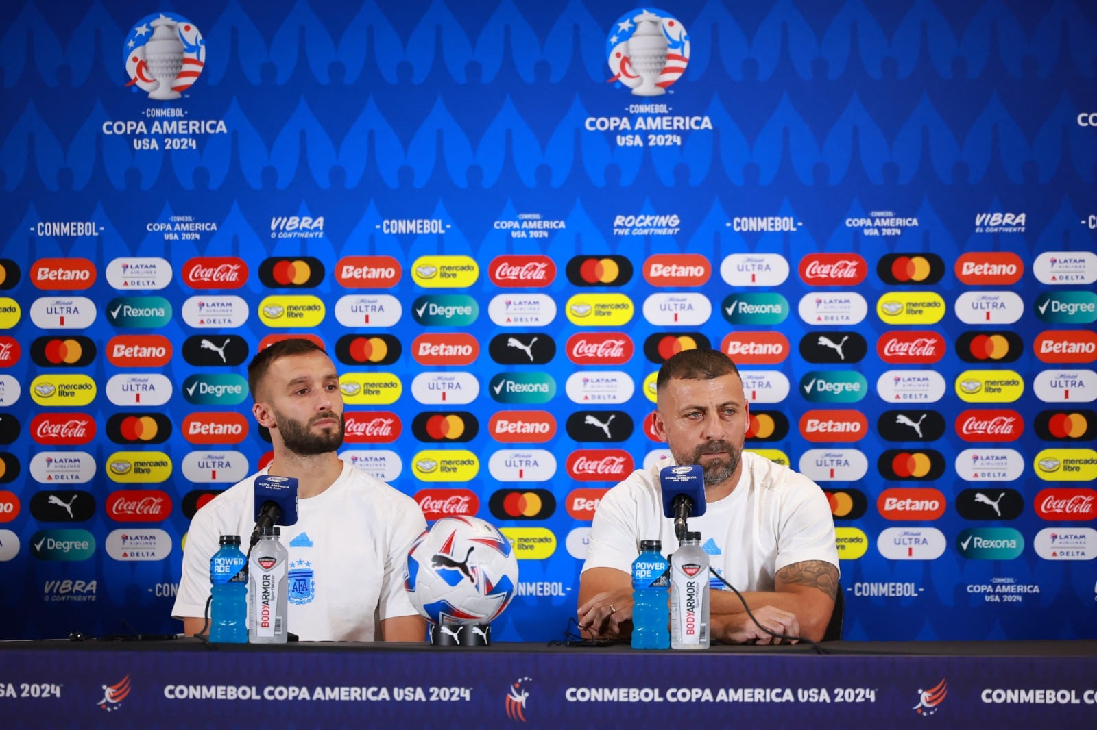 Pezzella y Samuel afrontan la conferencia de prensa previa al duelo con Perú