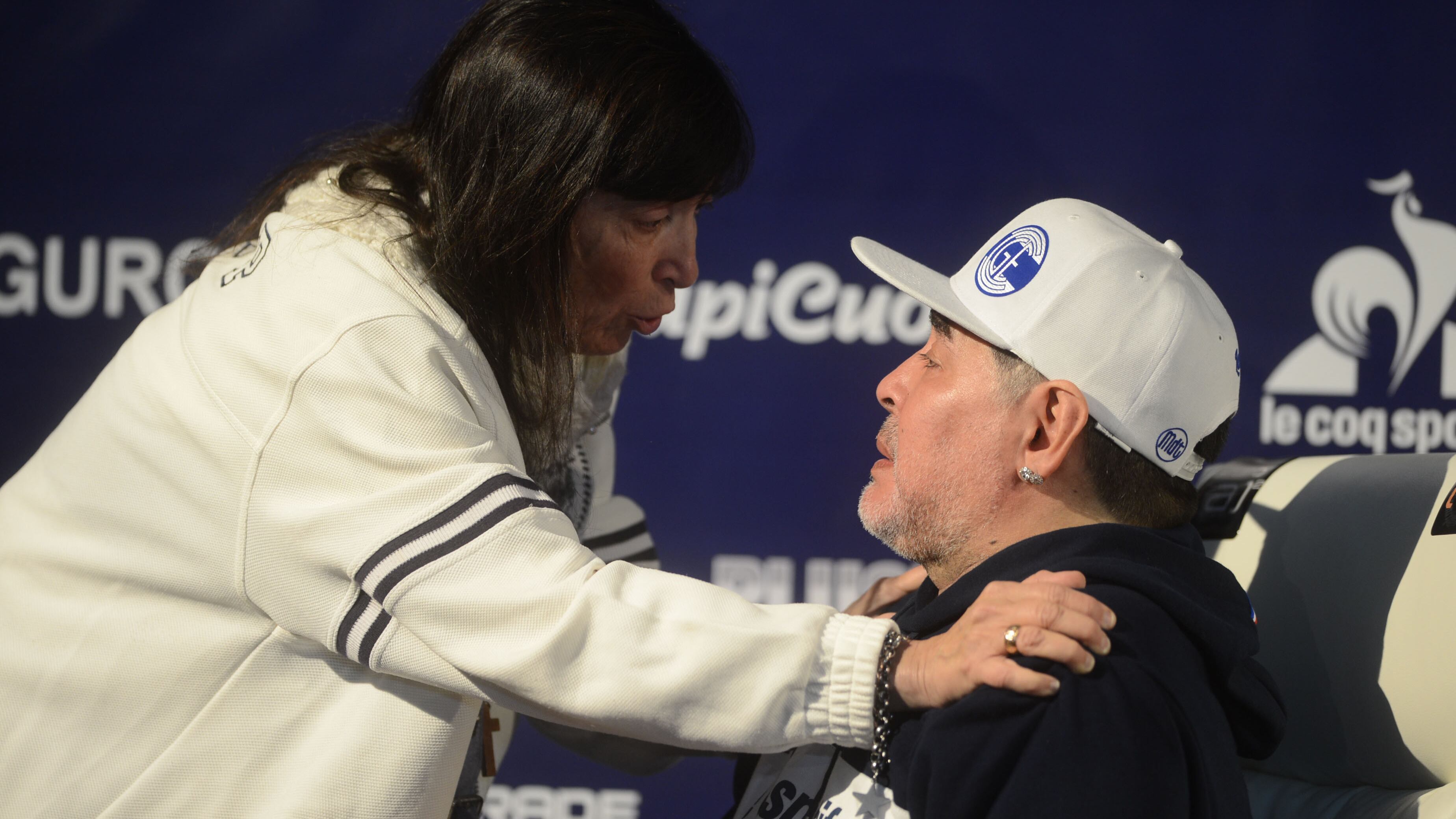 Maradona recibe el saludo de Giselle Fernández, hermana de Cristina.