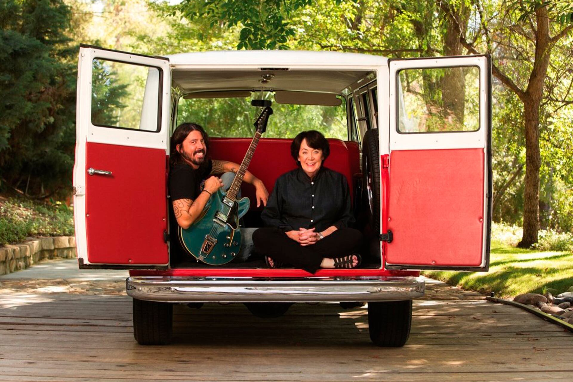 ¿Que nadie se atreva...? Dave Grohl y su mamá, Virginia, llevan una miniserie sobre la relación entre el rock y la figura materna.