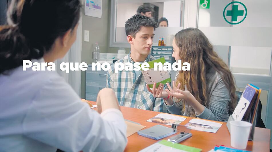 En los spots, los únicos que deciden qué debe hacerse y cuándo son los varones.