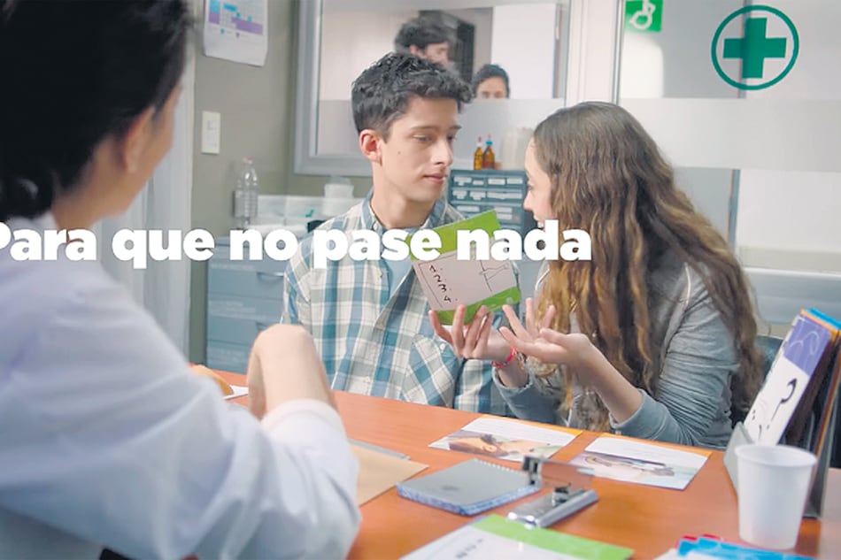 En los spots, los únicos que deciden qué debe hacerse y cuándo son los varones.