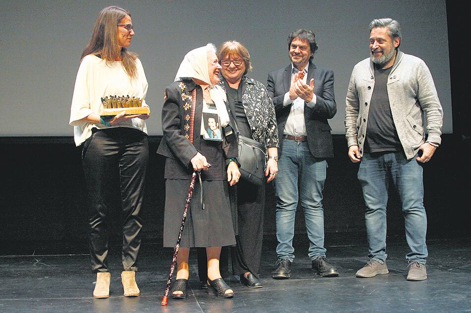 Nora Cortiñas recibe su reconocimiento, rodeada por Elizabeth Gómez Alcorta, María Seoane, Felipe Pigna y Víctor Santa María.