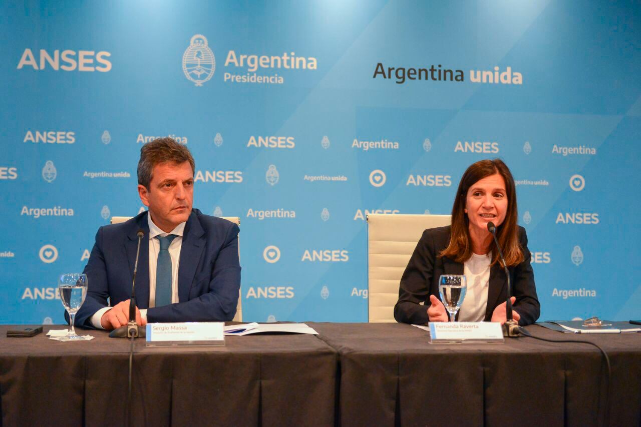 Massa con la titular de Anses, Fernanda Raverta. 