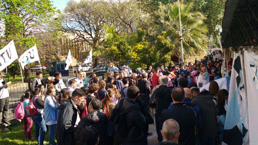 Padres y docentes rechazaron el traslado de la escuela.