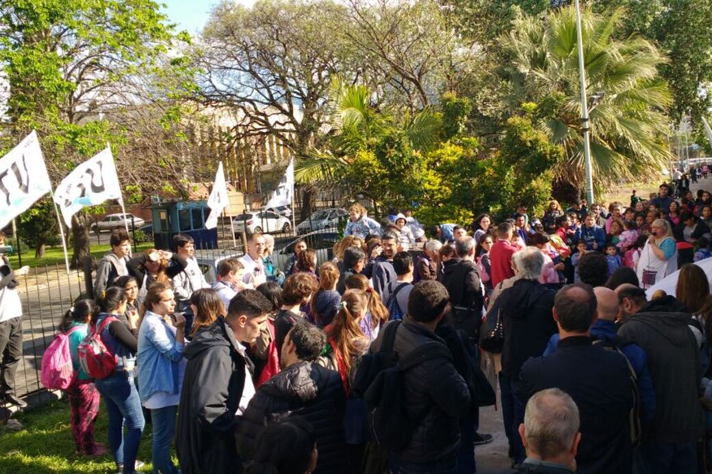 Padres y docentes rechazaron el traslado de la escuela.