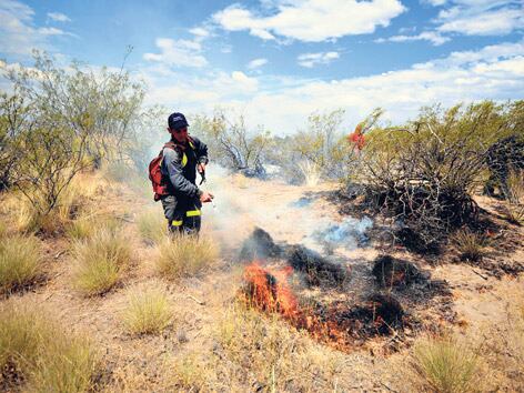 La sequía y los fuertes vientos complican el trabajo de los bomberos.