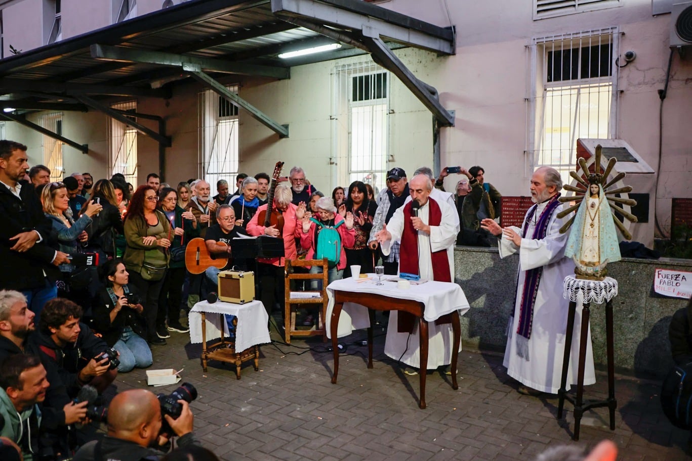 La misa por la salud de Pablo Grillo se realizó frente al Hospital Ramos Mejía y fue organizada por el Equipo de Sacerdotes de Barrios Populares y Villas de la Argentina.