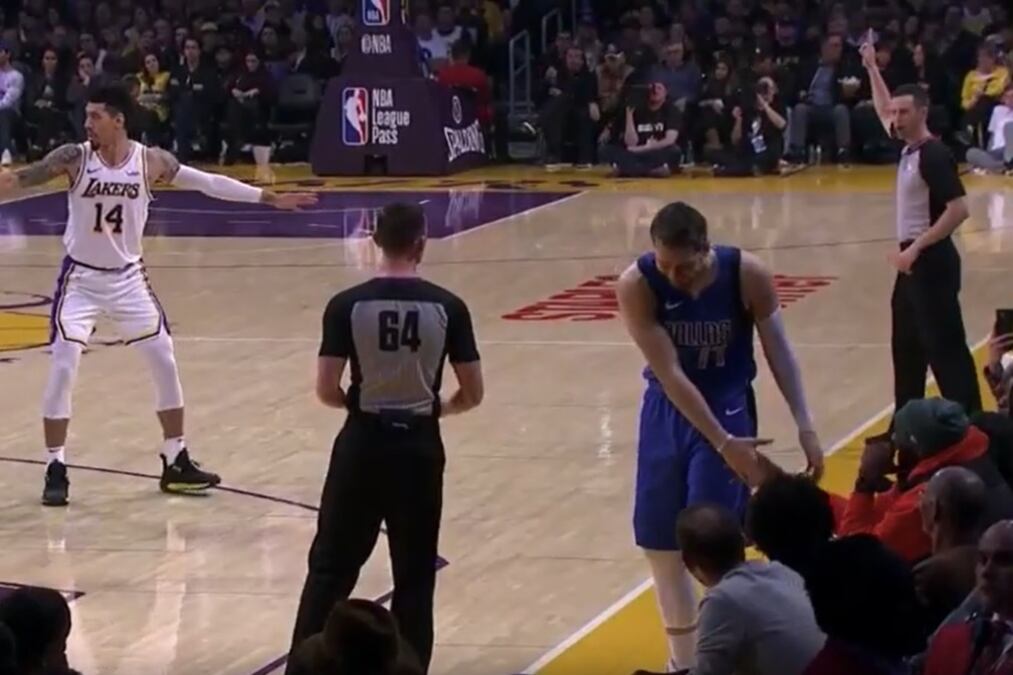 El momento del saludo de Doncic con Kobe Bryant