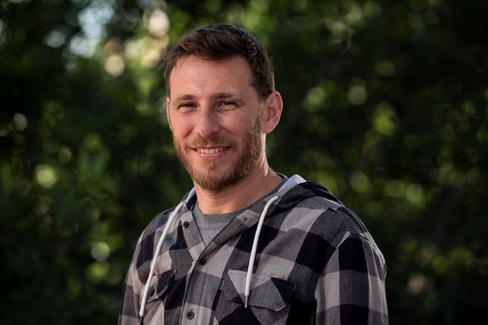 Pablo Colacrai vive en Rosario y publicó dos libros anteriores de relatos. 