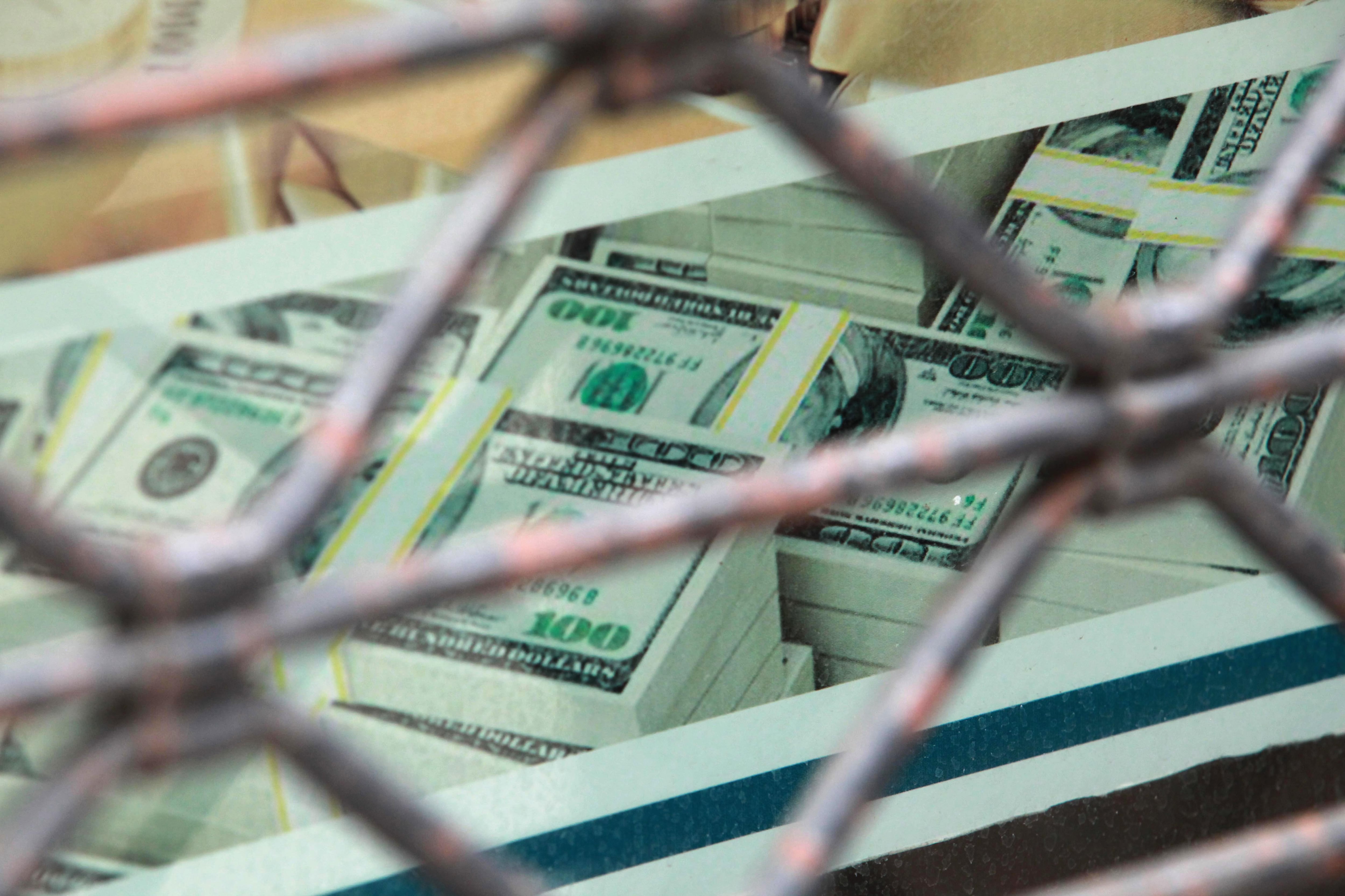 El dólar mayorista cayó a 1420 pesos, mientras el blue se ubicó apenas 5 pesos arriba