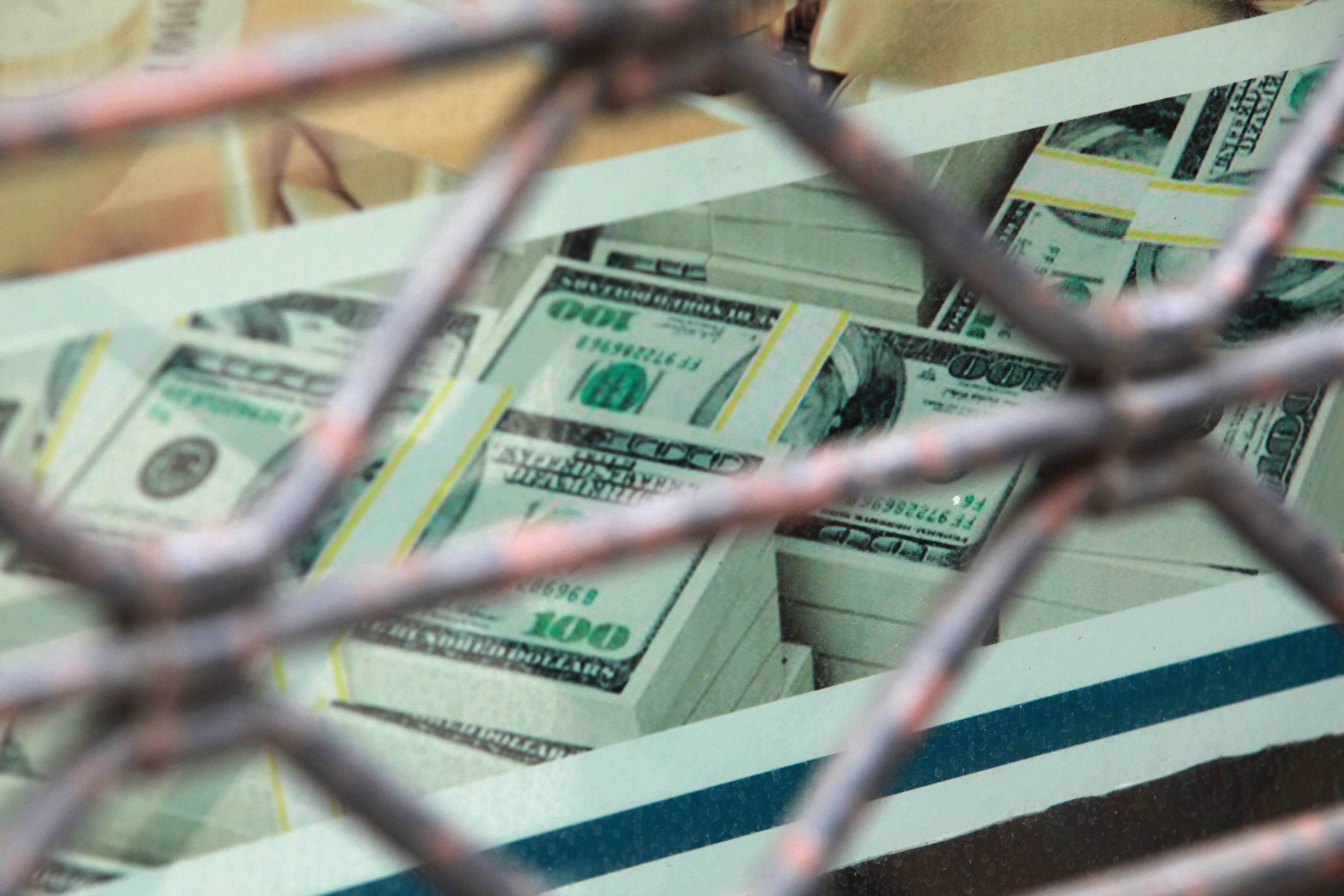 El dólar mayorista cayó a 1420 pesos, mientras el blue se ubicó apenas 5 pesos arriba