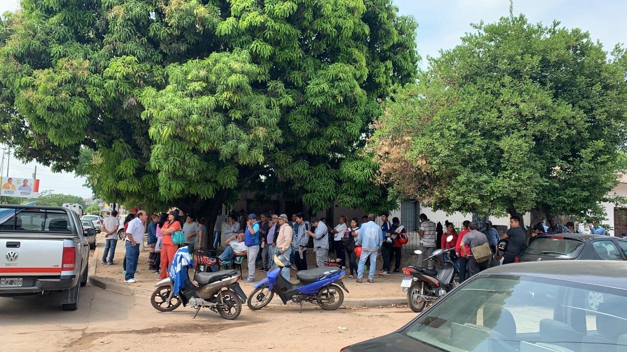 Afuera de la Ciudad Judicial de Tartagal