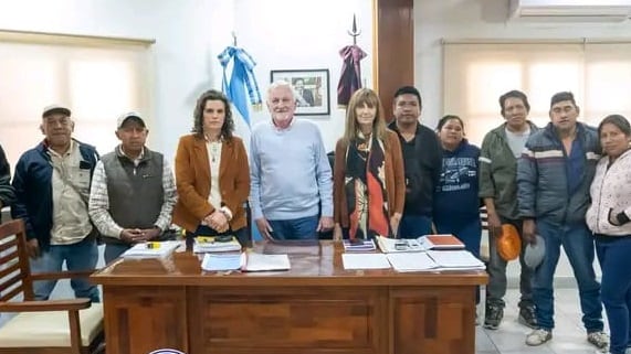La ministra Fiore y el intendente Funes con representantes de la comunidad. 