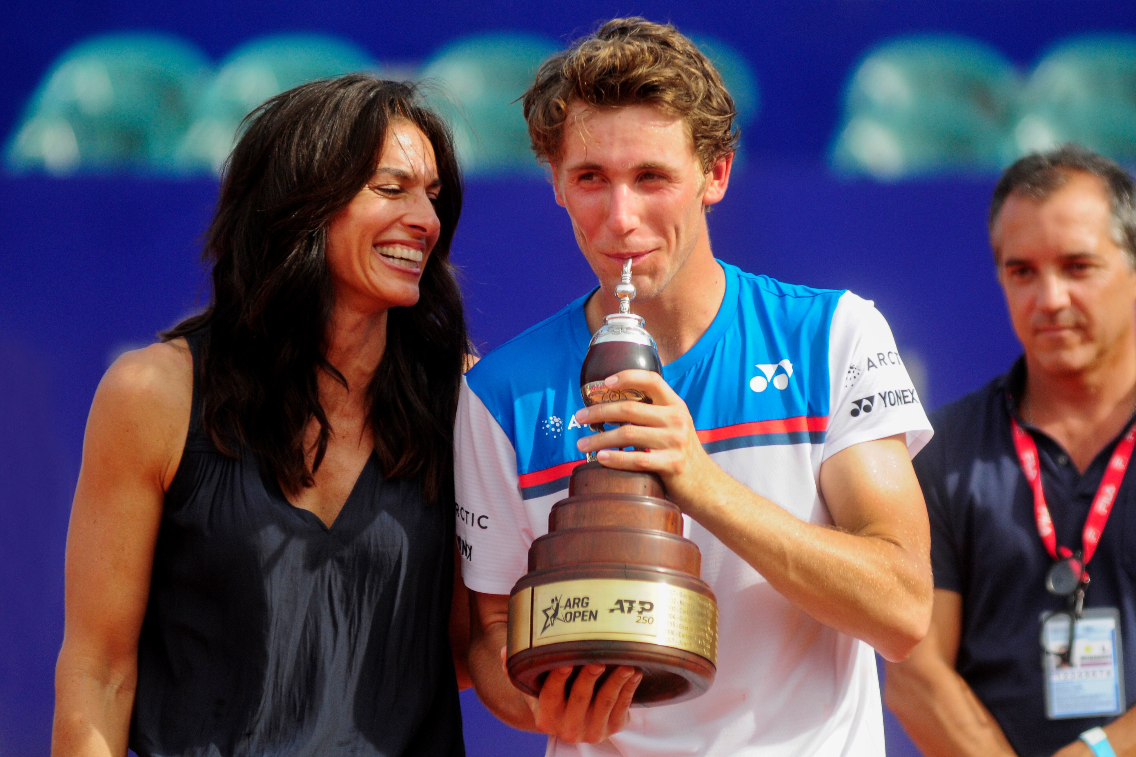 Ruud recibió el trofeo de manos de Gabriela Sabatini.