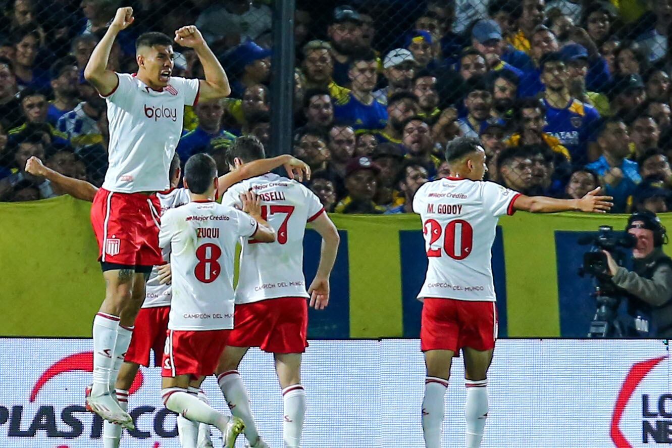 Boselli no festeja su gol, pero sí sus compañeros; el Pincha batió a Boca.