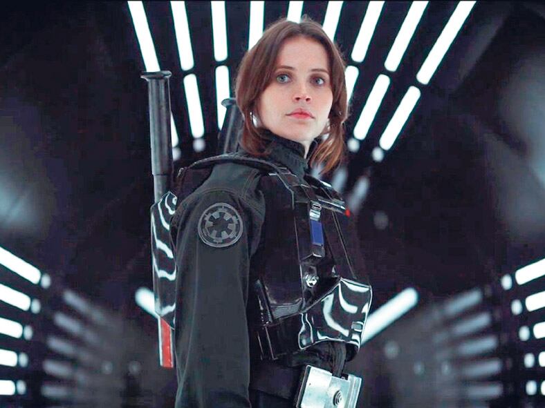 La animosa Felicity Jones enfrentada a los peligros de galaxias muy, pero muy lejanas.