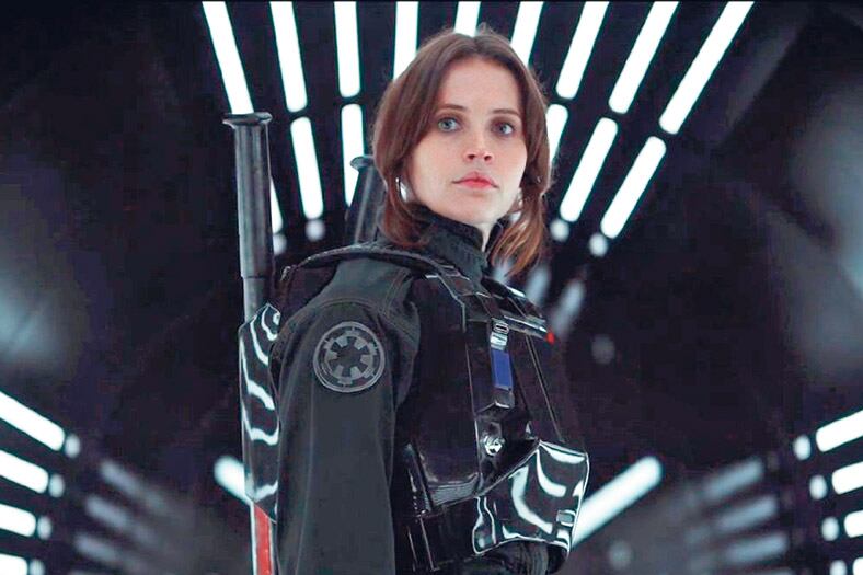 La animosa Felicity Jones enfrentada a los peligros de galaxias muy, pero muy lejanas.