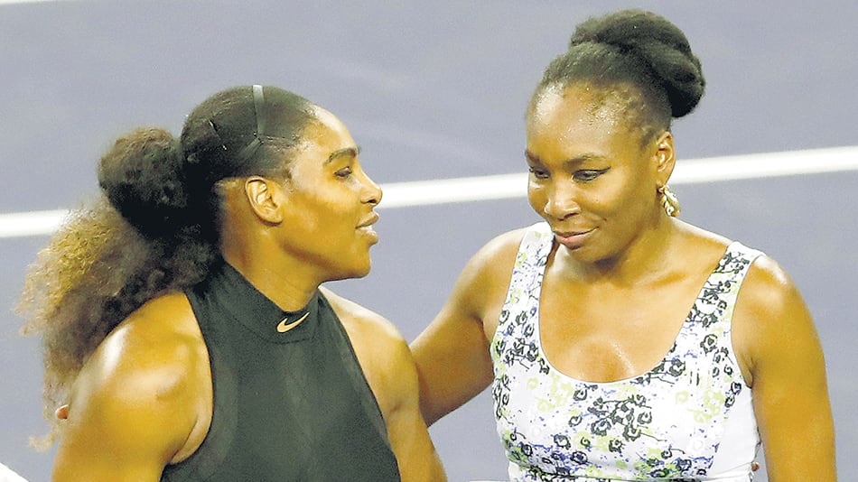 Venus saluda a Serena tras la victoria.