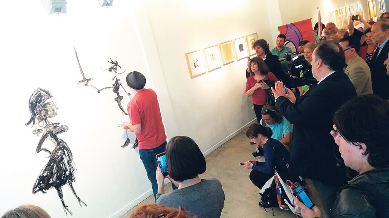 El lanzamiento terminó con Rep, padrino del festival, pintando una de las paredes del centro cultural.