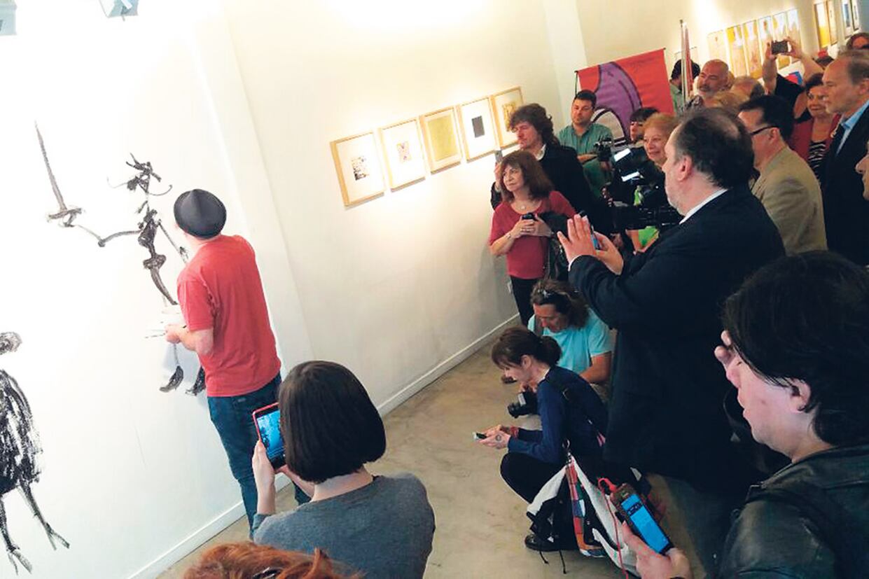 El lanzamiento terminó con Rep, padrino del festival, pintando una de las paredes del centro cultural.