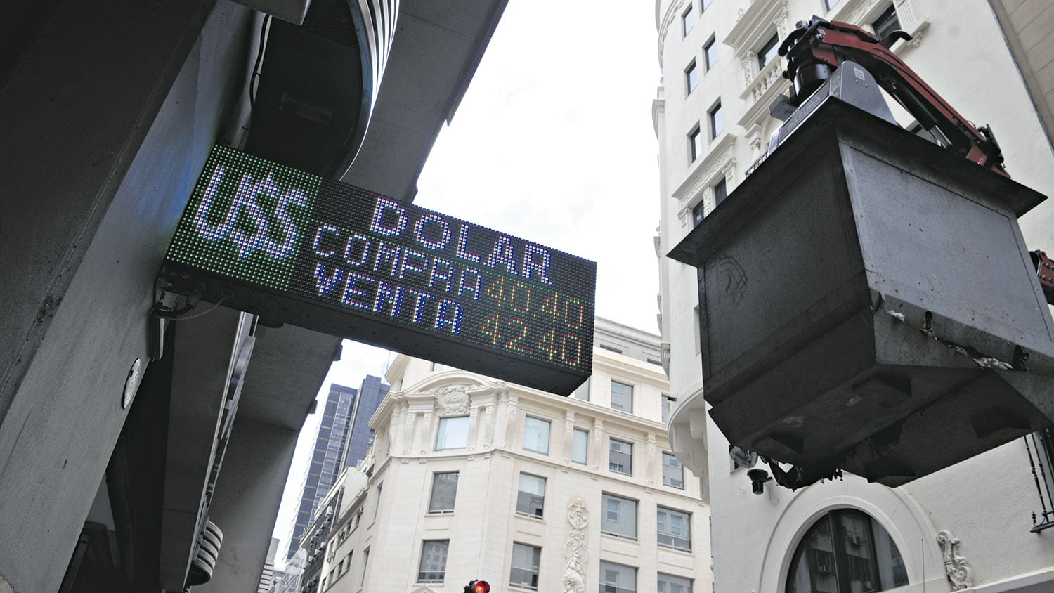 La demanda de dólares se mantiene firme en la plaza cambiaria.