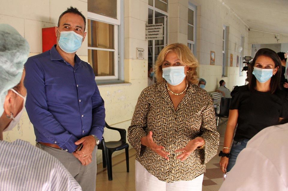 La ministra Sonia Martorano ayer en el Geriátrico provincial de calle Ayolas.