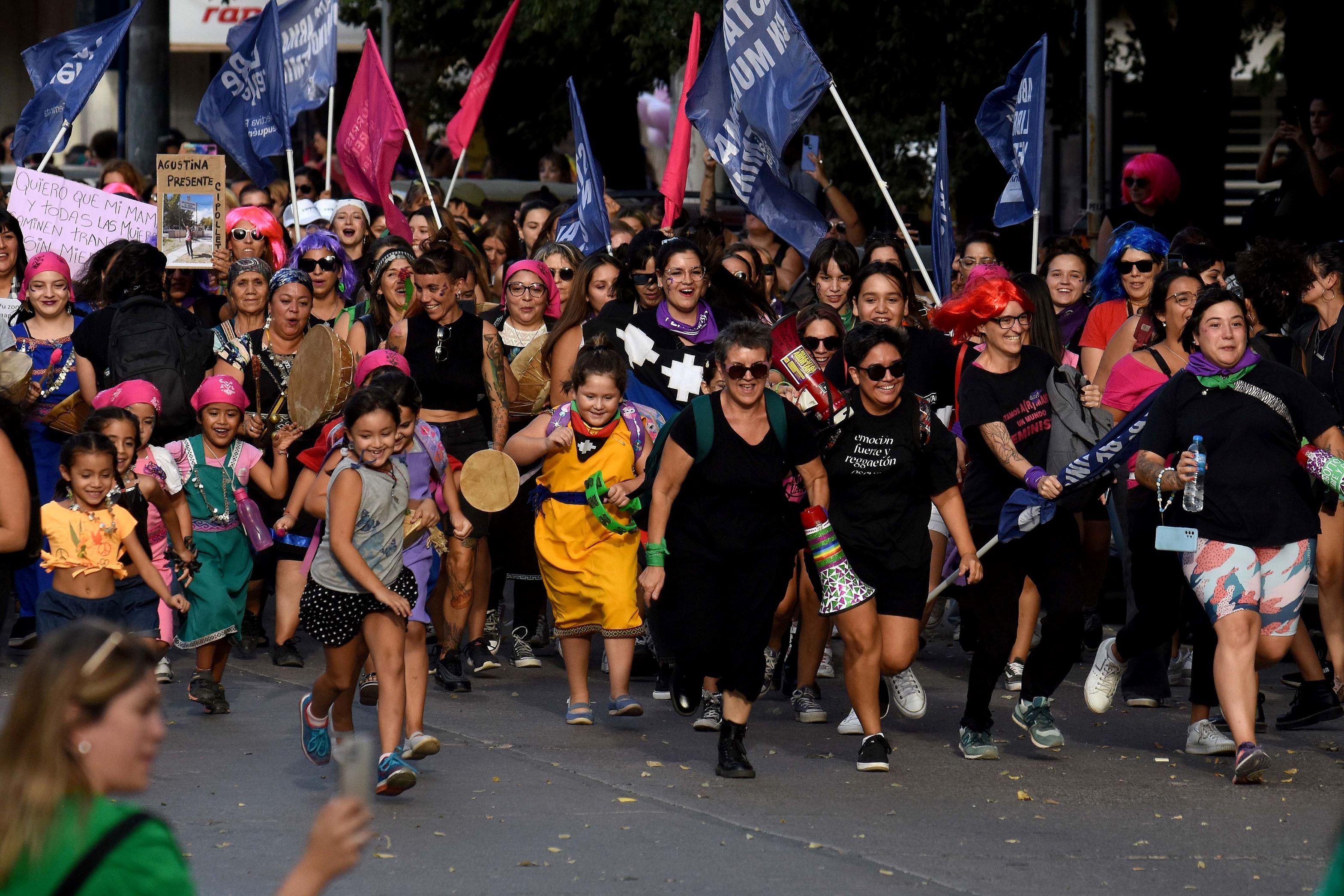 Ruth Zurbriggen, de negro y con el megáfono en mano, en el último 8M en Neuquén.