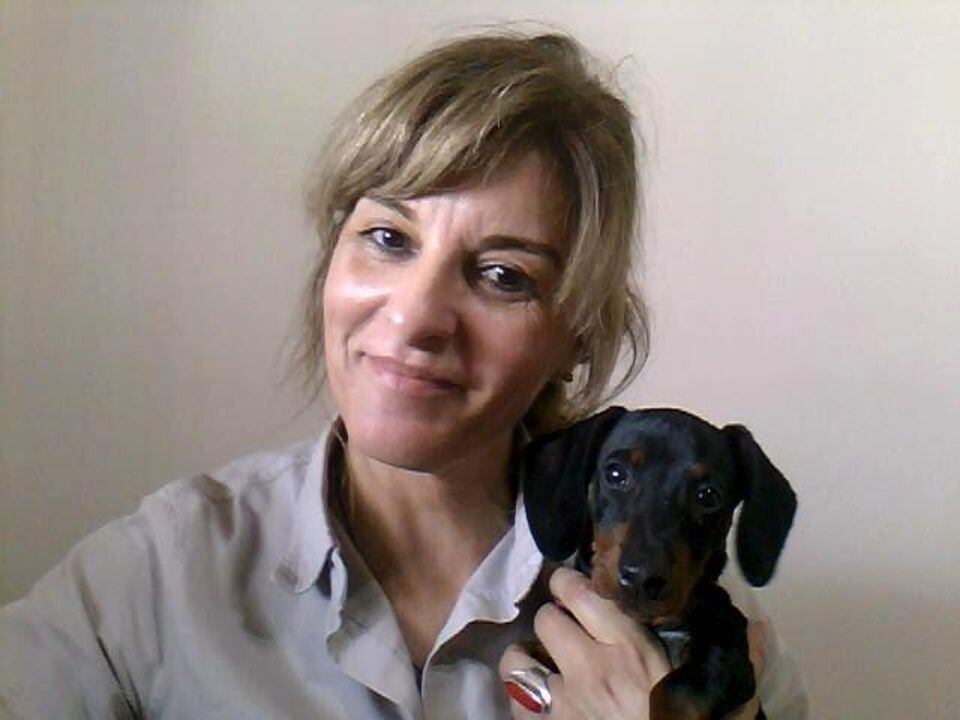 Silvia Colletti junto a Dharma, su perra salchicha.