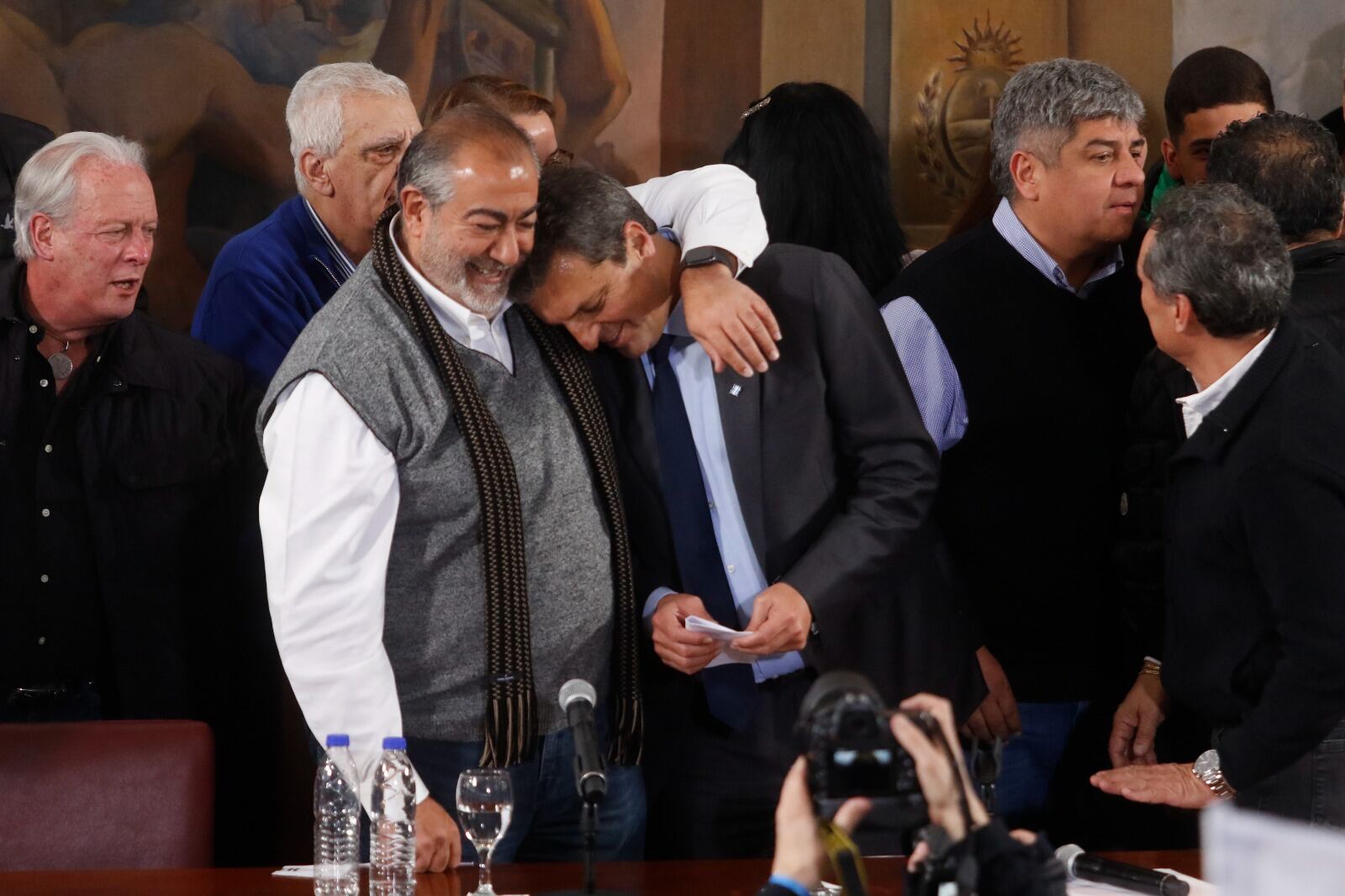 El abrazo de Héctor Daer a Sergio Massa.