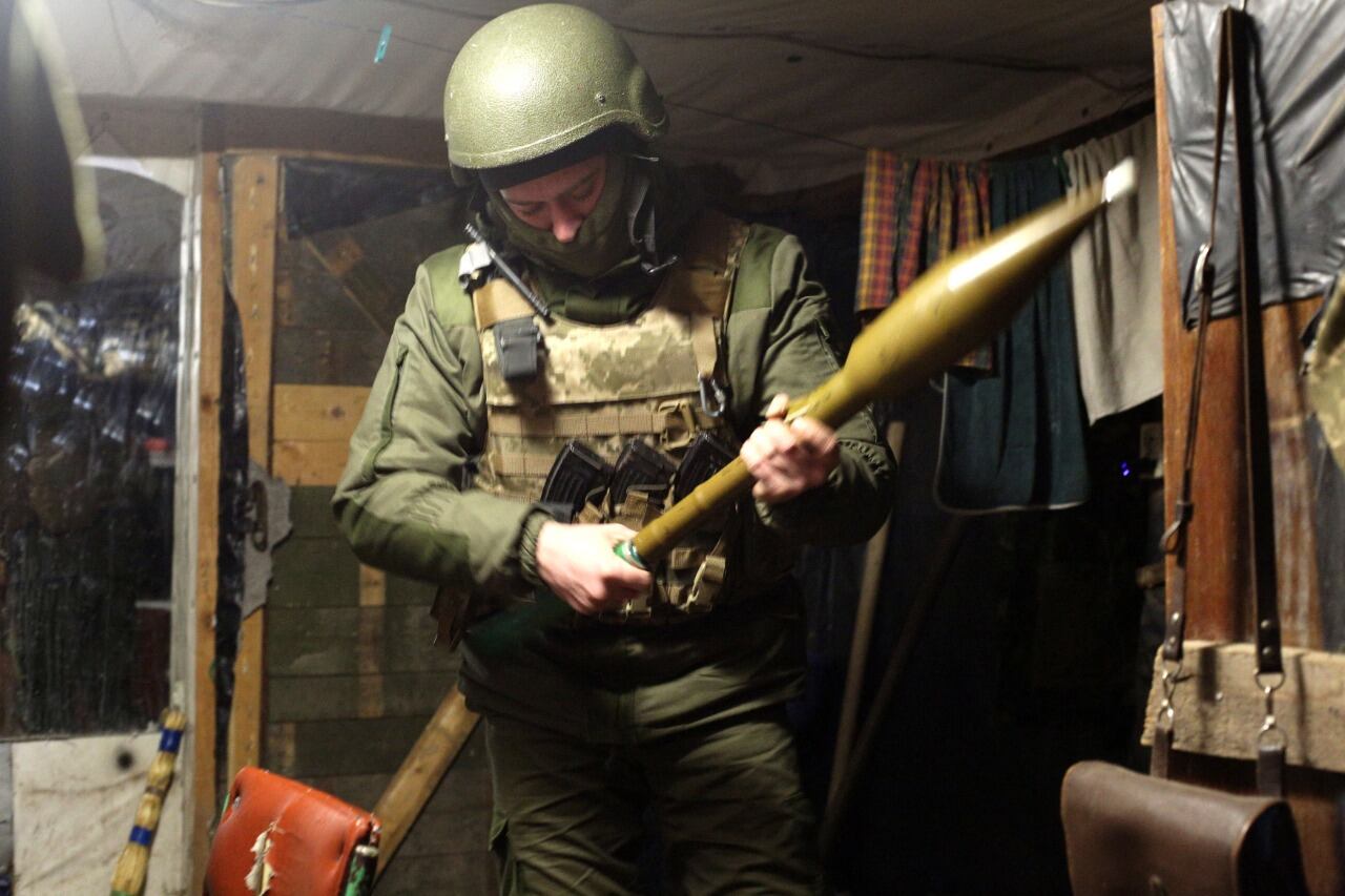 Un soldado ucraniano maneja una granada en Donetsk, este de Ucrania