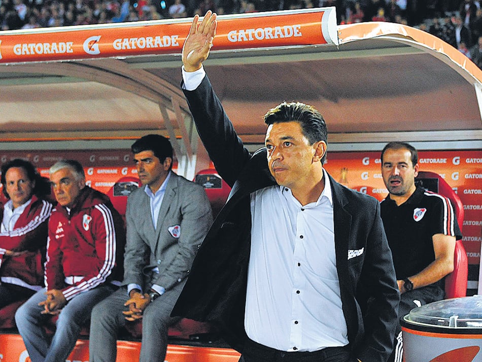 Gallardo saluda a la gente de River en la noche del jueves, mientras era ovacionado.