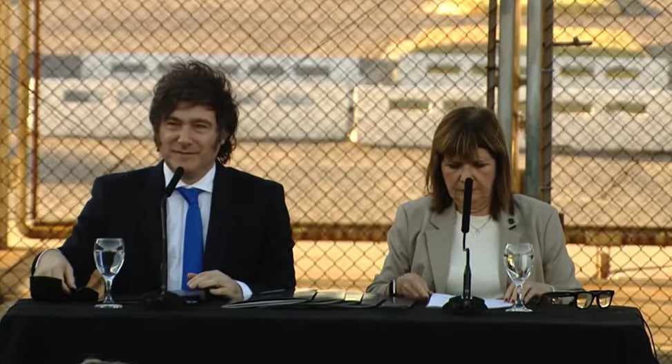 Milei y Bullrich durante la presentación del “plan de tolerancia cero” en la cárcel de Ezeiza