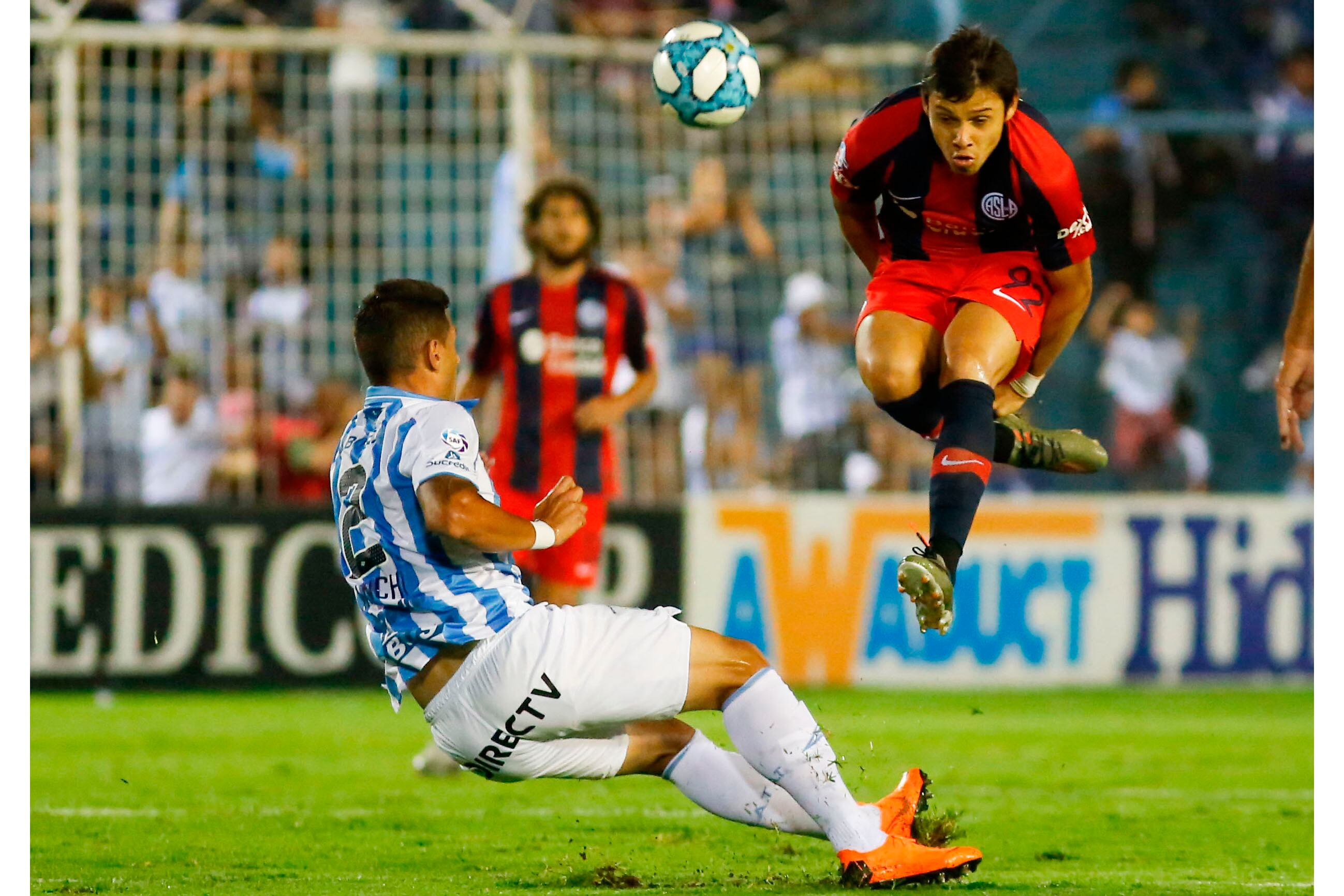 Romero intenta superar la resistencia de Bianchi.