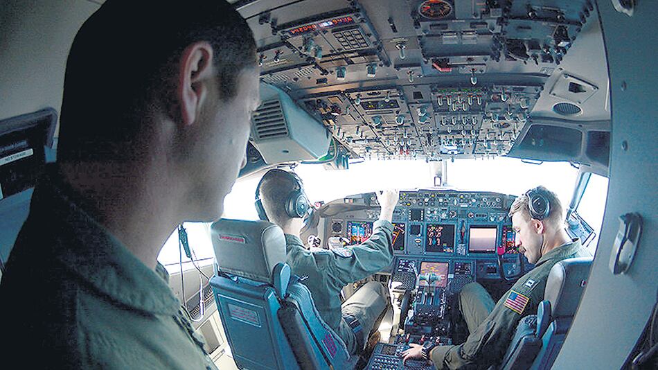 El apoyo aéreo es fundamental para las tareas de búsqueda del submarino en el Mar Argentino.