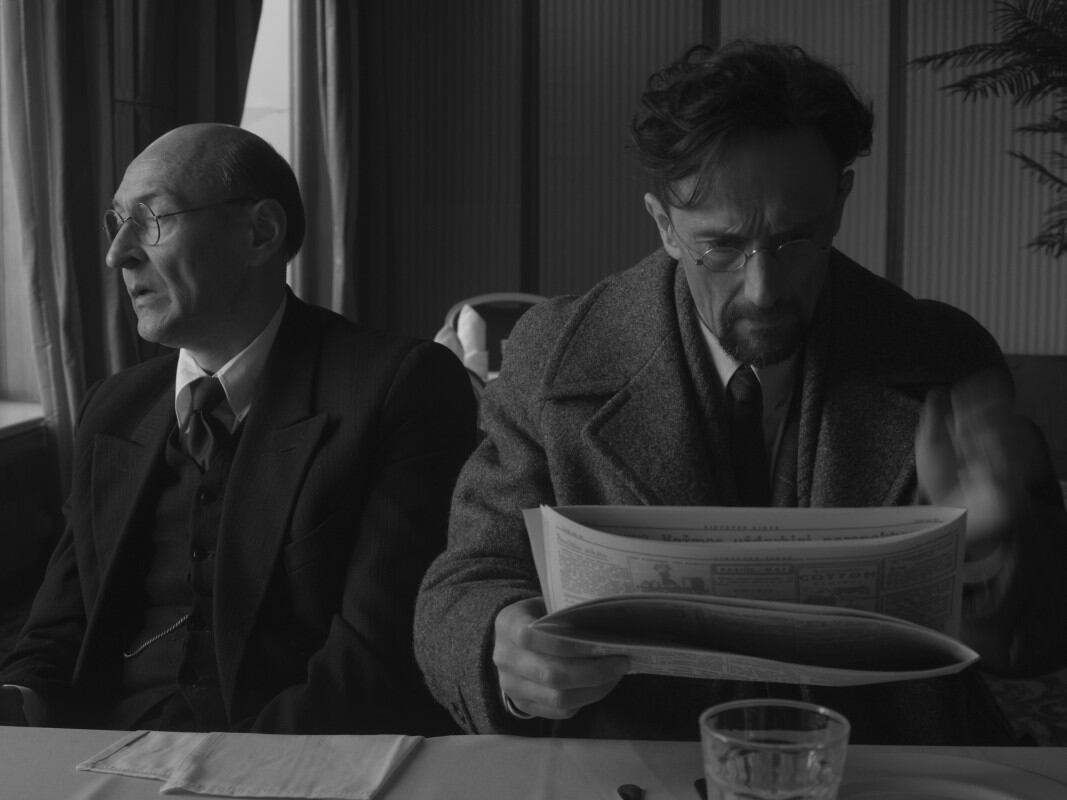 La contrastada fotografía en blanco y negro remite sin fisuras al pasado del cine. 