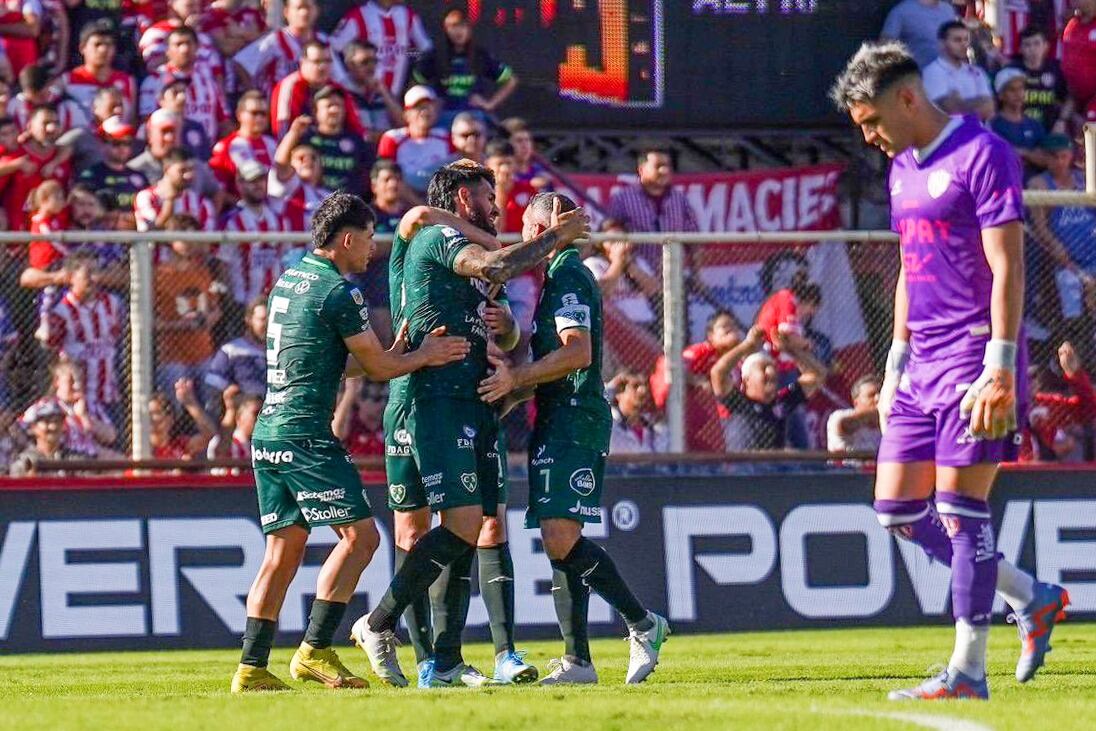 Todos los abrazos son para Toledo, el goleador del Verde de Junín