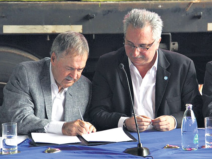 Juan Schiaretti y Hugo Passalacqua, en la firma del acuerdo.
