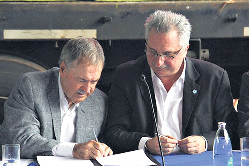 Juan Schiaretti y Hugo Passalacqua, en la firma del acuerdo.