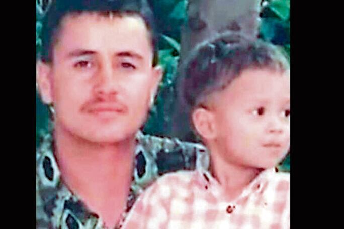 Jaime Enrique Quintero con su hijo Juanfer cuando el jugador tenía apenas dos años.