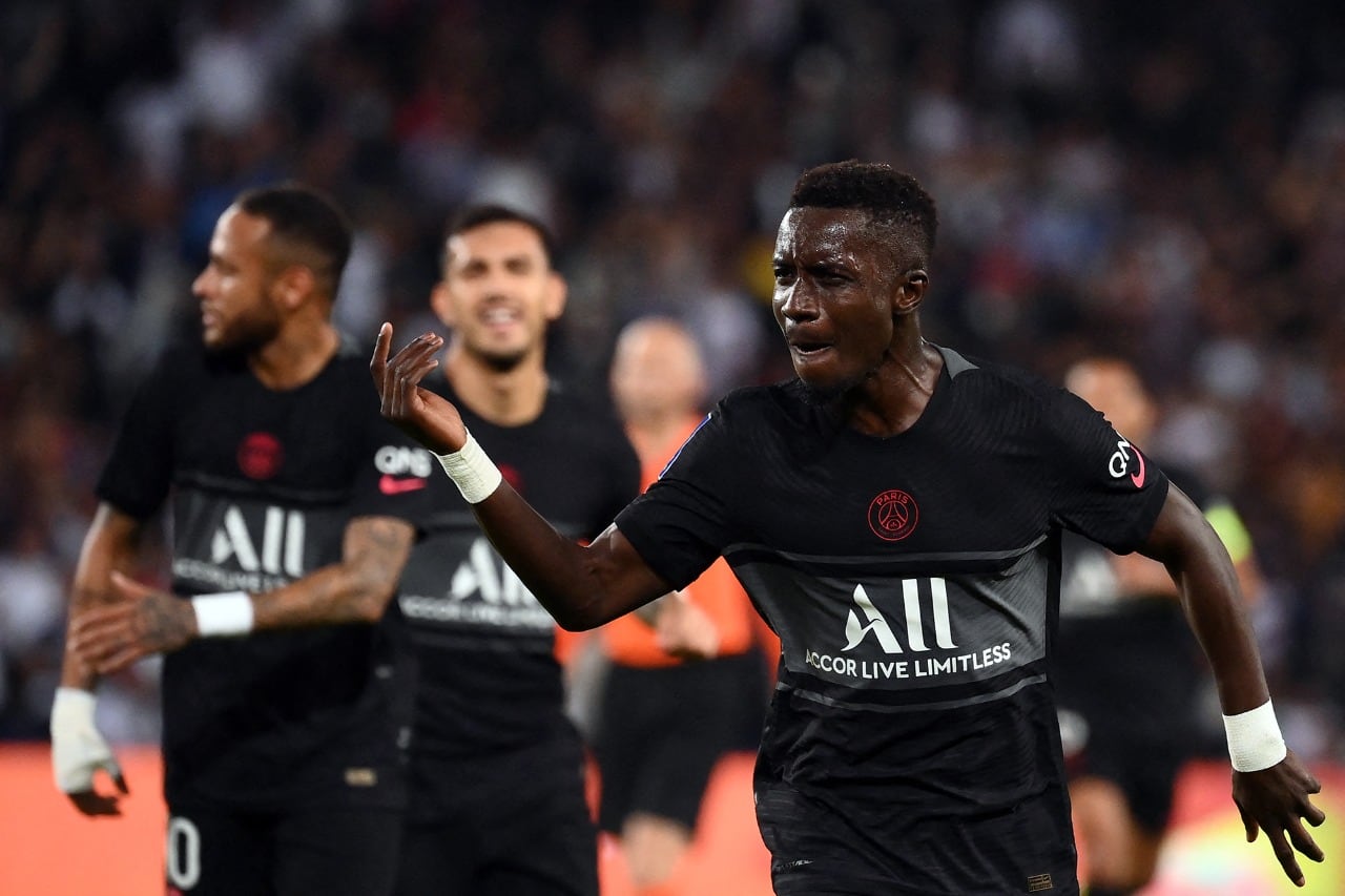 Gueye festeja la apertura del marcador.