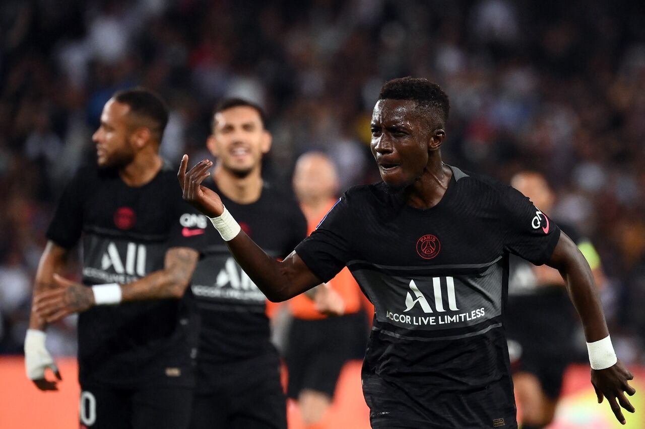 Gueye festeja la apertura del marcador.