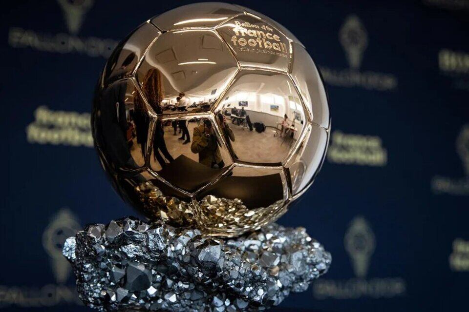 El Balón de Oro, premio entregado por la revista France Football al mejor futbolista de la temporada.
