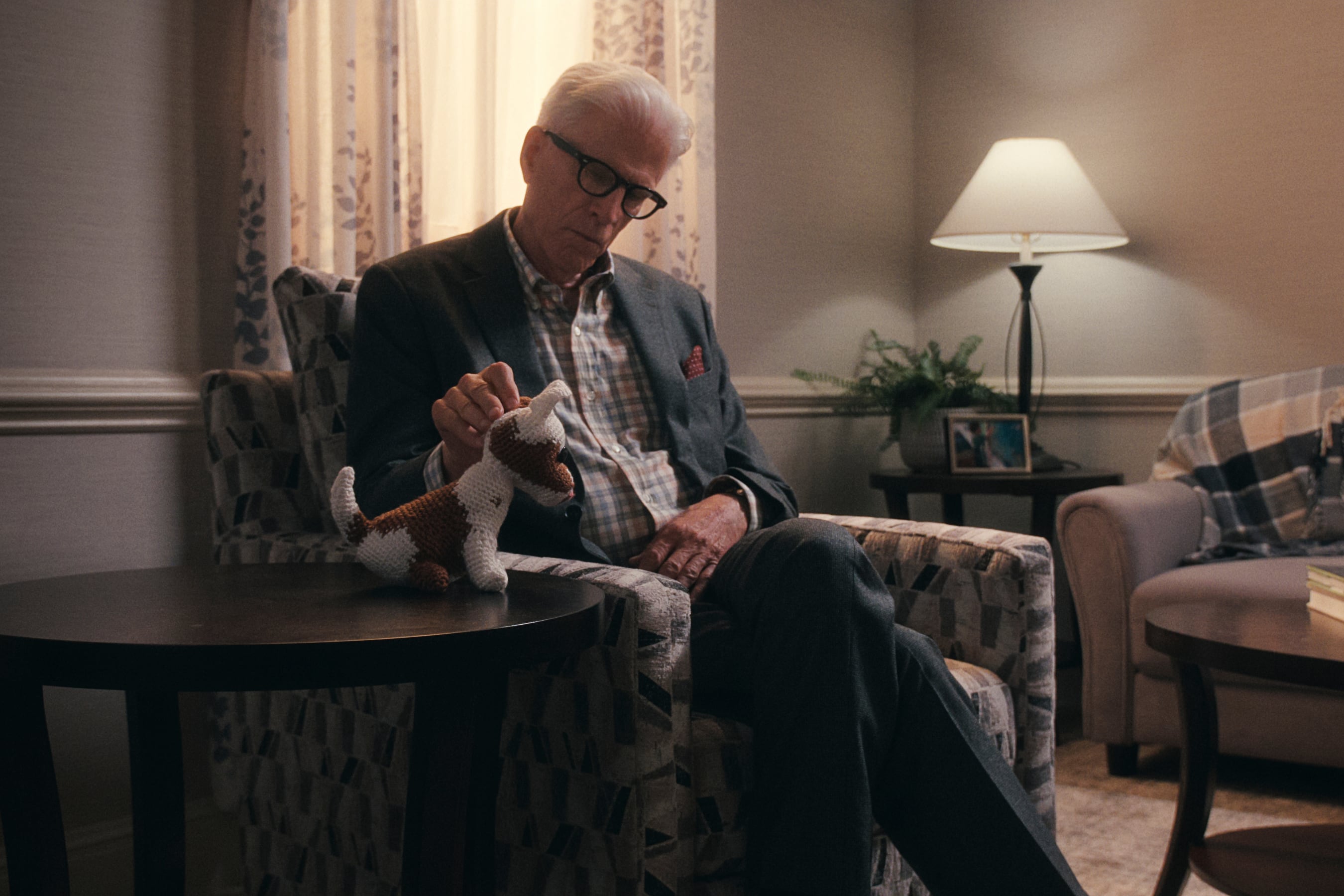 Ted Danson resulta un topo elegante, minucioso y empático.