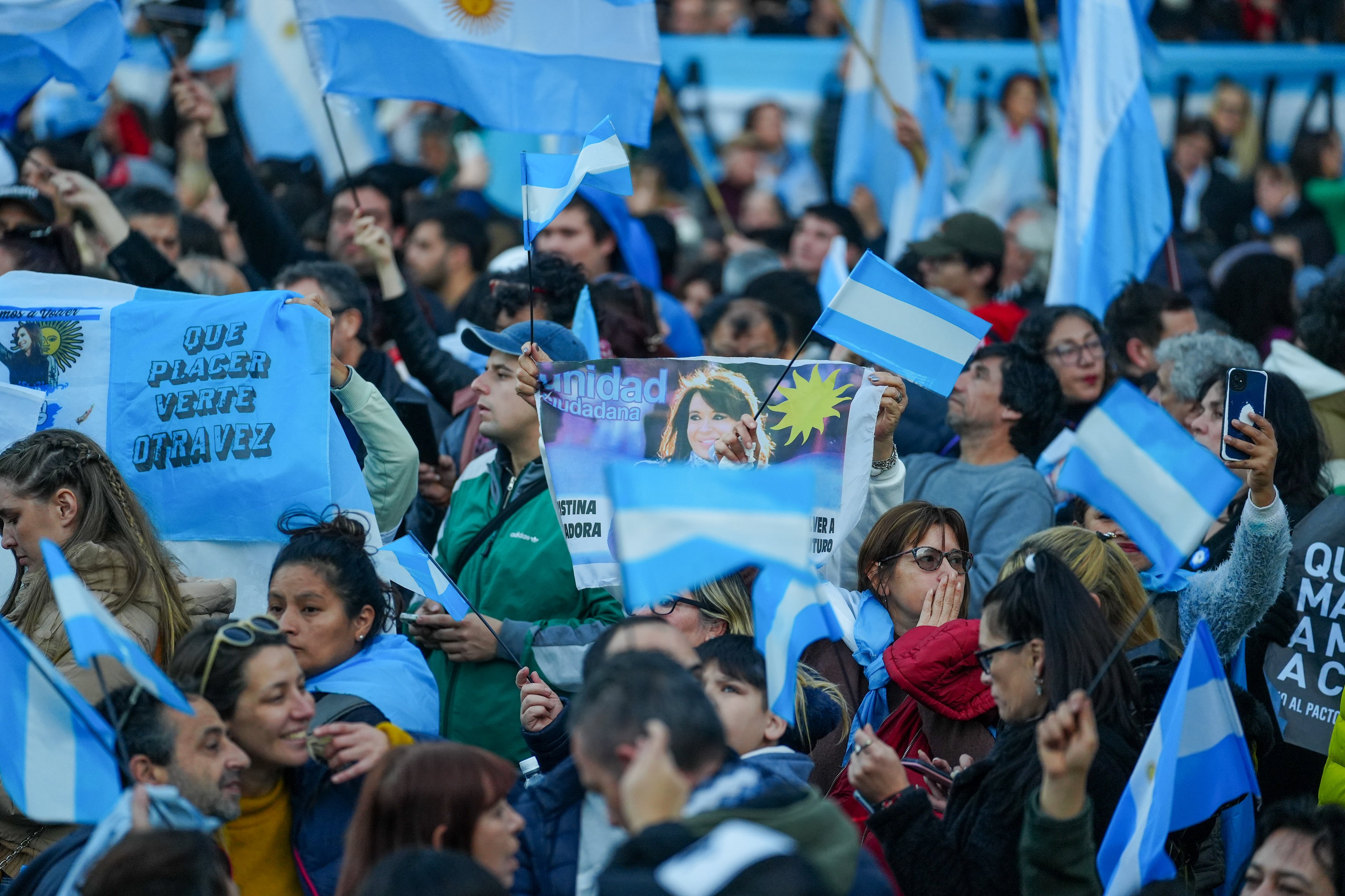 Cientos de personas se congregaron en el auditorio del parque para escuchar a Cristina Kirchner.